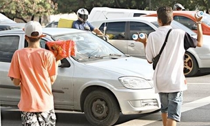 Menino é arrastado e estuprado dentro de carro enquanto vendia balas no 'sinal' em Manaus