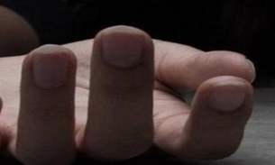 Mulher fica dois dias confinada em casa com o corpo do marido morto por coronavírus