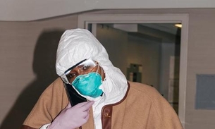 Naomi Campbell usa traje de proteção contra coronavírus para viajar