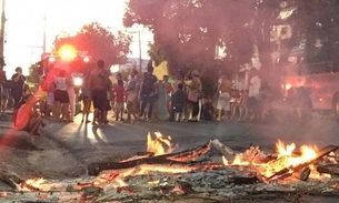Multidão fecha avenida de Manaus com fogueiras durante manifestação