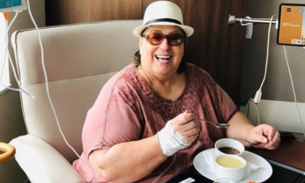 Após raspar cabeça em tratamento contra câncer, Mamma Bruschetta faz peruca com próprio cabelo