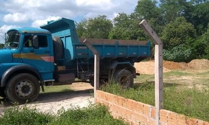 Condutor de caminhão é multado por descarte de entulho em igarapé de Manaus