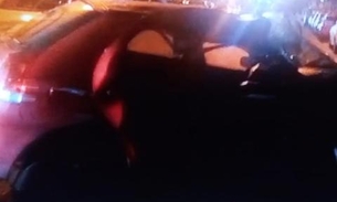 Mulher fica presa às ferragens após carro e ônibus de rota se chocarem em Manaus