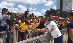 Coronavírus: Bolsonaro cumprimenta manifestantes em ato pró-governo após descumprir isolamento