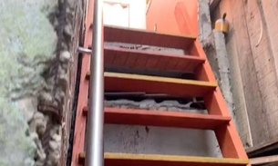 Mulher morre ao se desequilibrar e cair de escada em Manaus 