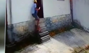 Vídeo: Mulher é assaltada com facão ao fazer unhas com porta de casa aberta em Manaus