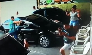 Durante assalto, bandidos atiram em PM e bebê fica no meio do fogo cruzado em Manaus; Veja vídeo