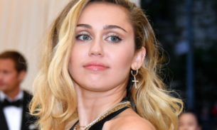 Miley Cyrus diz que ficou anos sem usar biquíni após ser comparada a peru 