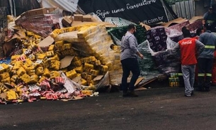 Carreta derruba carga de refrigerantes em avenida de Manaus