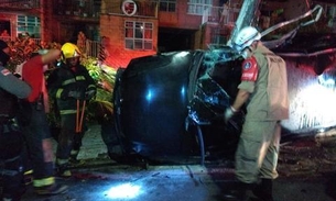 Homens ficam presos às ferragens após carro quase derrubar poste em Manaus