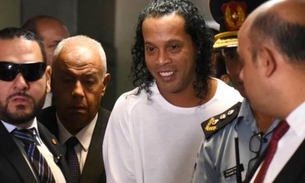 Preso no Paraguai, Ronaldinho ganha bolo de aniversário e visita curiosa