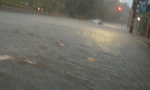 Chuva torrencial alaga ruas e derruba muros de casas de Manaus