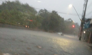 Homem cai em igarapé e desaparece durante forte chuva em Manaus