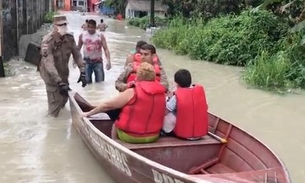 Em Manaus, idosos e crianças são retirados de casas alagadas em botes; confira vídeo