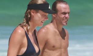 Ex-jogador Roger Flores ignora quarentena e curte praia com a esposa 