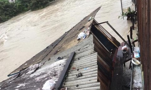 Casas são levadas pela água durante chuva torrencial em Manaus