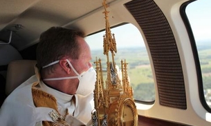 Contra coronavírus, padre usa avião para jogar água benta e abençoar cidades