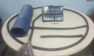 Homens são arrancados de poste ao serem flagrados roubando cabos em Manaus