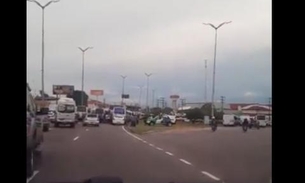 Motoristas do transporte executivo fecham Torquato Tapájos em protesto; Veja vídeo 