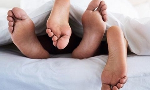 Fazer cócegas nos pés do parceiro faz com que ele segure a ereção por mais tempo