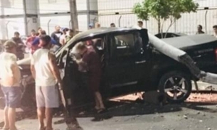 Poste vai parar no meio de avenida após ser arrancado por carro desgovernado em Manaus