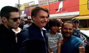 Bolsonaro vai às ruas e causa aglomeração após ministro da saúde defender isolamento social