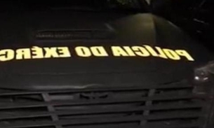 Sargento suspeito de atirar em PM é escoltado até delegacia em Manaus