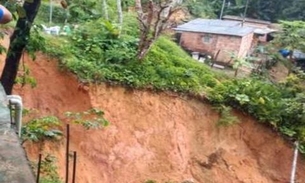 Barrancos deslizam durante tempestade e casas correm risco de desmoronar em Manaus