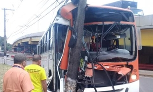 Desgovernado, ônibus fica destruído ao colidir com poste em avenida de Manaus