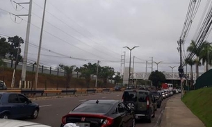 Serviço de drive-thru para vacinação de idosos gera longa fila em shopping de Manaus