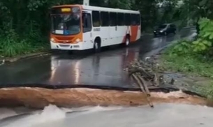 Vídeo: Ponte é levada pela água durante forte chuva em Manaus