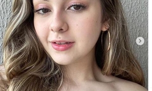 De biquíni, ex-atriz mirim Klara Castanho mostra corpão e dá dica para se bronzear em 'apê'