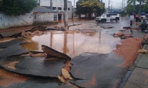 Adutora estoura e engole parte de avenida em Manaus