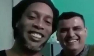 Ronaldinho grava vídeo com suposto companheiro de cela e fãs apontam: 'dibrou a segurança'