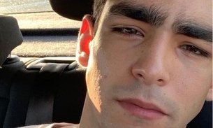 Sem cueca, ator de Elite abaixa calça e detalhe chama atenção