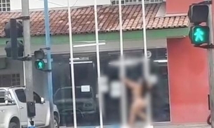 Vídeo mostra mulher dançando só de calcinha em frente à delegacia em Manaus 