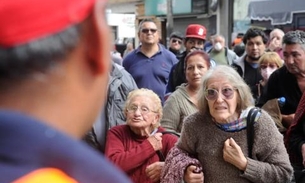 Trabalhadores informais fazem filas pelo país para conseguir o auxílio de R$ 600  