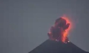 Vídeos impressionantes mostram erupção do vulcão Krakatoa na Indonésia 