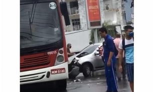 Carro fica destruído ao acertar ônibus durante chuva em Manaus