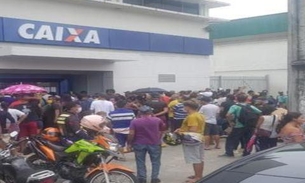 Saque de auxílio emergencial gera aglomeração de pessoas em agências bancárias de Manaus