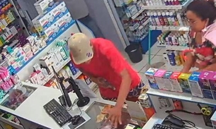 Homem se passa por cliente e assalta drogaria em Manaus; Veja vídeo 