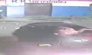 Criança é arremessada em calçada após violento acidente causado por suposto militar; Veja vídeo