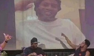 Em prisão domiciliar, Ronaldinho Gaúcho aparece em live de pagode