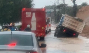 Após forte chuva, caminhão é ‘engolido’ em avenida de Manaus 