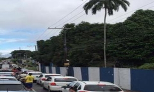 Manifestantes realizam carreata durante quarentena em Manaus