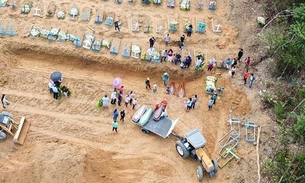 Imagens aéreas mostram novos corpos sendo enterrados em vala comum em Manaus