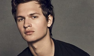 Ator Ansel Elgort posta foto pelado para arrecadar doações  