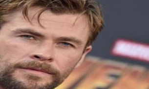 Chris Hemsworth é criticado por tirar foto com grupo de fãs em meio à pandemia 