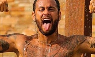 Neymar exibe tanquinho durante banho de chuveiro 