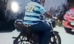 Vídeo mostra motociclista assaltando crianças em rua de Manaus 